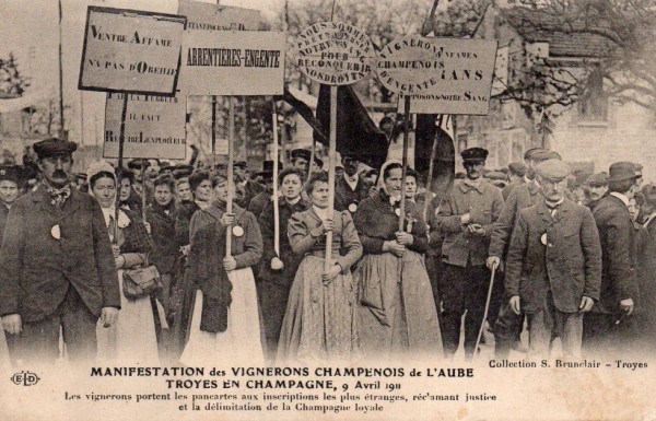 Manifestation de vignerons à Troyes (Champagne)